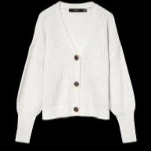 Vit kofta med knappar och v-ringning - Superfin vit kofta med v-ringning och stora knappar framtill. Tröjan är lite kortare modell och är stickad i ett mjukt material, perfekt att slänga på sig när det är lite kyligt ute. Enkel och stilren design som passar till det mesta. Köpte på vinted så vet ej varumärke!💕