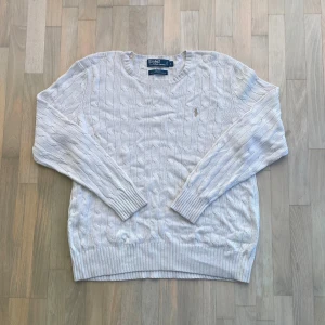 Polo Ralph Lauren crewneck - Skit snygg Polo Ralph Lauren tröja i 100% silke. Tröjan är i väldigt bra skick men är lite urtvättad så silket är ej så mjukt längre. Storlek L men skulle säga att den sitter lite mitt emellan L och XL. Nypris: runt 2500. Hör av dig vid minsta fundering!🤗