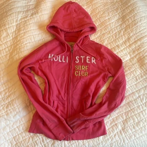 Rosa hoodie från Hollister - Rosa hoodie från Hollister i storlek s 🩷defekter förekommer (se bild) på ena ärmen, syns inte så mycket och borde gå bort i tvätten. Säljer pga ja inte längre använder den. 