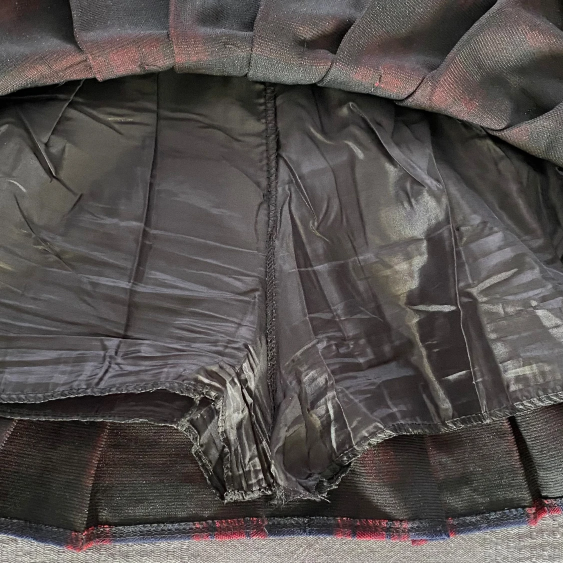 Rutig röd och mörkblå plisserad kjol - 1