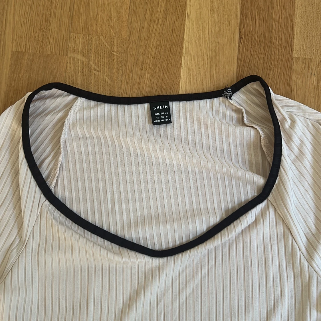 Vit ribbad långärmad topp från SHEIN - 1