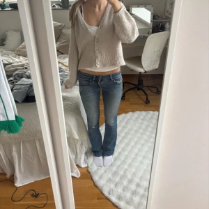  Snygga bootcut jeans - Snygga jeans med bootcut passform och låg midja. Köpte dessa på vinter och hålen kom med. Säljer eftersom de ej passade mig💕
