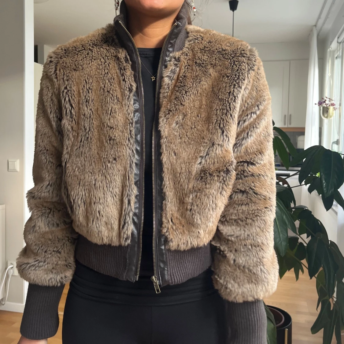 Brun pälsjacka med ribbade muddar