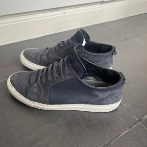 Yves Saint Laurent skor - Hej! Säljer ett par riktigt sköna Saint Laurent skor i storlek 43. En väldigt sällsynt modell som är några år gammal. De är i använt skick med tiden, men de är fortfarande riktigt fina. Hör av er vid funderingar eller fler bilder.