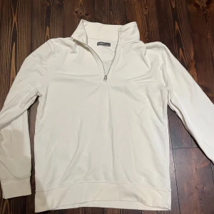 Vit half zip tröja från Primark - Säljer en vit half zip tröja från Primark. Storlek L. 