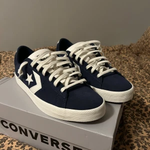 Converse Cons - Säljer nu dessa helt sprillans nya skor. Dom är helt oanvända och kommer i kartongen, där det även finns ett par extra snören(kolla sista bilden). Priset är ej hugget i sten och bara att höra av sig vid funderingar! / Victor