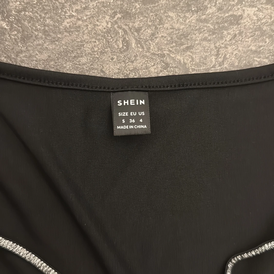 Svart långärmad topp med strassdetalj - 2