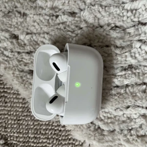 Vita hörlurar  - Oanvända. Kommer med laddare. 