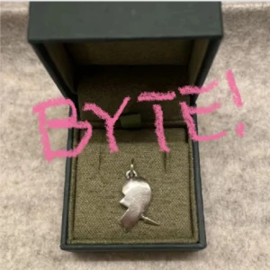 Maria Nilsdotter berlock❣️ byte eller köp - Säljer eller byter någon av dessa berlocker från Maria Nilsdotter. Söker helst berlocken på bild 3, och kan då lägga till pengar såklart❤️ skriv vid intresse eller funderingar