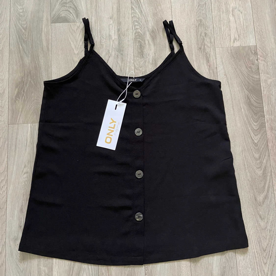 Svart linnetopp med knappar från ONLY