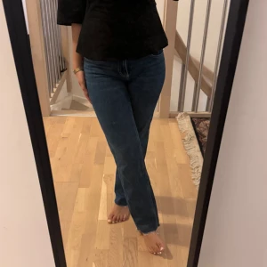 Blå raka jeans med normal midja - Säljer ett par klassiska blå jeans med raka ben och normal midja. Jeansen har en enkel design med kontrastsömmar och femficksmodell. Perfekta för dig som gillar en tidlös och clean look.