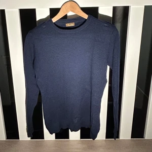 Stenströms crewneck - Säljer nu denna marinblå stenströms crewnecken i storlek S men är nedtvättad till XS. Varsamt använd och i mycket bra skick. Hör gärna av er vid frågor