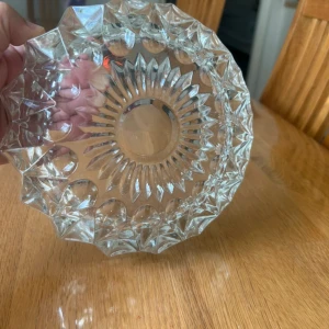 Glasskål för man kan använda den som dissen eller för rökning - Vacker glasskål med dekorativt mönster och stjärnformad kant. Skålen är cirka 7 tum (18 cm) i diameter och passar perfekt som fruktskål eller dekoration. Glaset är klart och ser ut att vara i mycket gott skick utan synliga sprickor eller nagg. Perfekt för hemmet eller som present.