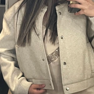 Beige höstjacka från Zara - Snygg ljusgrå bomberjacka från Zara. Perfekt till hösten. Använt sällan.