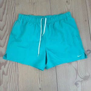 Nike Badbyxor - Tjena! Riktigt snygga Nike badbyxor i blå/grön färg. Storlek XL. Pris kan självklart diskuteras!