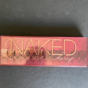 Urban Decay Naked Cherry Palette - Helt ny, endast swatchad!  Köpt för 550kr och säljs inte längre.  Säljer denna ikoniska palett från Urban Decay – Naked Cherry – med 12 vackra ögonskuggor i körsbärsinspirerade nyanser. Paletten innehåller en blandning av silkeslena matta och skimrande metalliska toner, från elfenbensvit till roséguld och djup körsbärsröd. Perfekt för både vardag och fest!  ✔️ Lång hållbarhet – smular inte och bleknar inte under dagen ✔️ Enkel att tona ut med fyllig färg och sammetsmatt finish ✔️ Inkluderar spegel 
