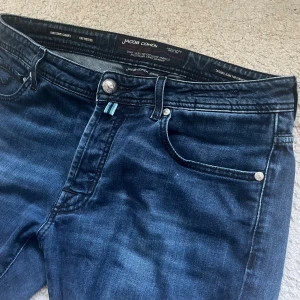 Jacob cohen Slim jeans - Säljer nu dessa sjukt snygga och unika Jacob cohen jeans tillverkade i Italien, jeansen är i ny skick och har en rikigt snygg backlapp på en klocka, priset går att diskutera, kontakta vid minsta fråga!