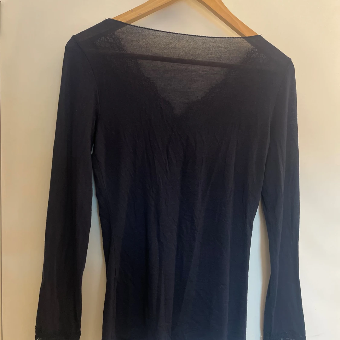 Mörkblå Intimissimitröja med spets - 1