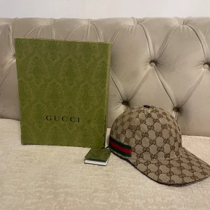 Gucci keps - Säljer min Gucci keps i storlek S BOX MEDFÖJER EJ. kommer med taggs. mycket fin skick. 57 cm, bäst kvalité i marknaden💸 för mer info kom dm pris kan diskuteras