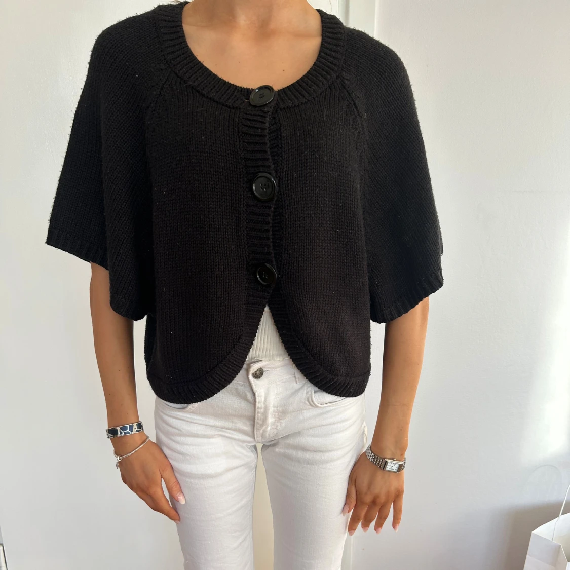 Svart stickad kofta med stora knappar