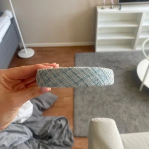 Ljusblått diadem i jeansmaterial - Snyggt ljusblått diadem med randigt mönster i jeansmaterial. Kommer inte ihåg var de är ifrån🤍