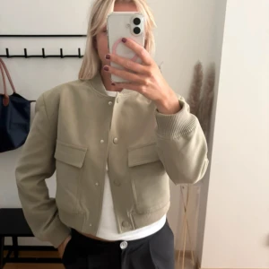 Bomberjacka från Stradivarius  - Så snygg bomberjacka från stradivarius med axelvaddar. Använd 1 gång. Nypris 700 kr