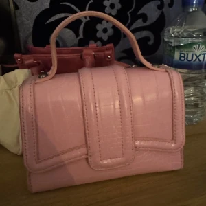 Rosa väska från zara - Rosa väska från Zara använt fåtal gånger! På andra bilden ser man färgen bättre 