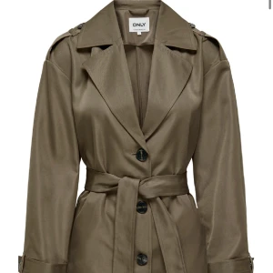 Olivgrön trenchcoat från ONLY - Snygg olivgrön trenchcoat från ONLY. Använt max 3 gånger. Jackan sitter som storlek S. Pris kan diskuteras 💕
