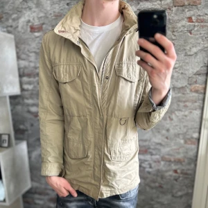 Snoot Field Jacket - Bra skick, två saker bara, lite skrynklig samt lätt fläckig på insidan av kragen, be om bild. Storlek M passar dig som är mellan 180-190cm. Nypris ca 2500kr. Modellen är 185 cm, 79 kg. Passar bra nu till höst/vinter. Skriv för mer information!🤝