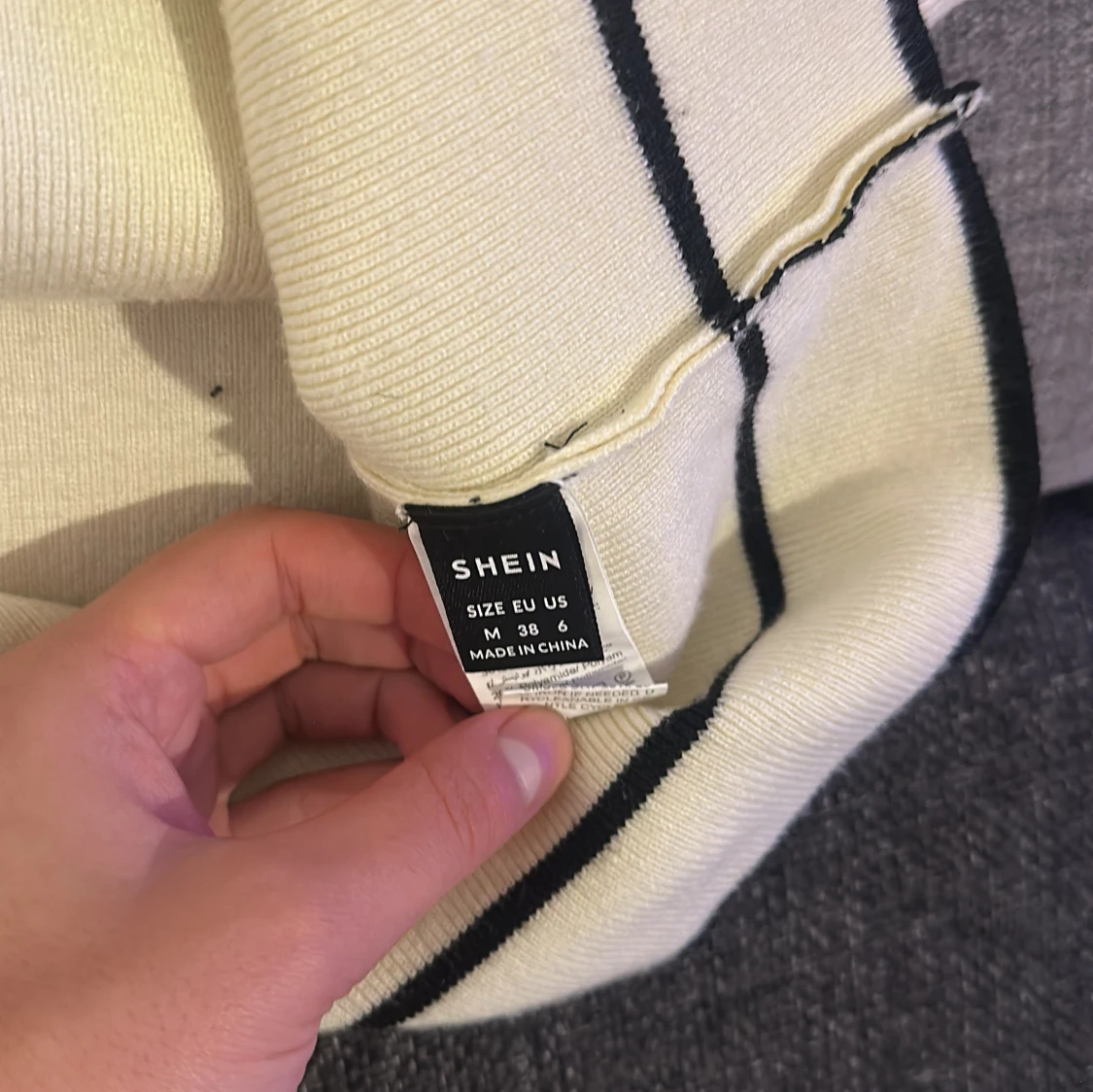 Vit stickad klänning med knappar från SHEIN - 3