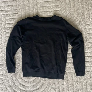 Stickad Sweatshirt  - Fet svart stickad sweatshirt i mycket bra skick från Jack&Jones. Strl: L men sitter mer som S. Modellen är 180 cm, 60 kg. Köpt för 400 kr, mitt pris: 200. Pris kan diskuteras vid snabbt köp💰skriv inte om du inte tänker köpa! Skriv vid frågor och funderingar! 