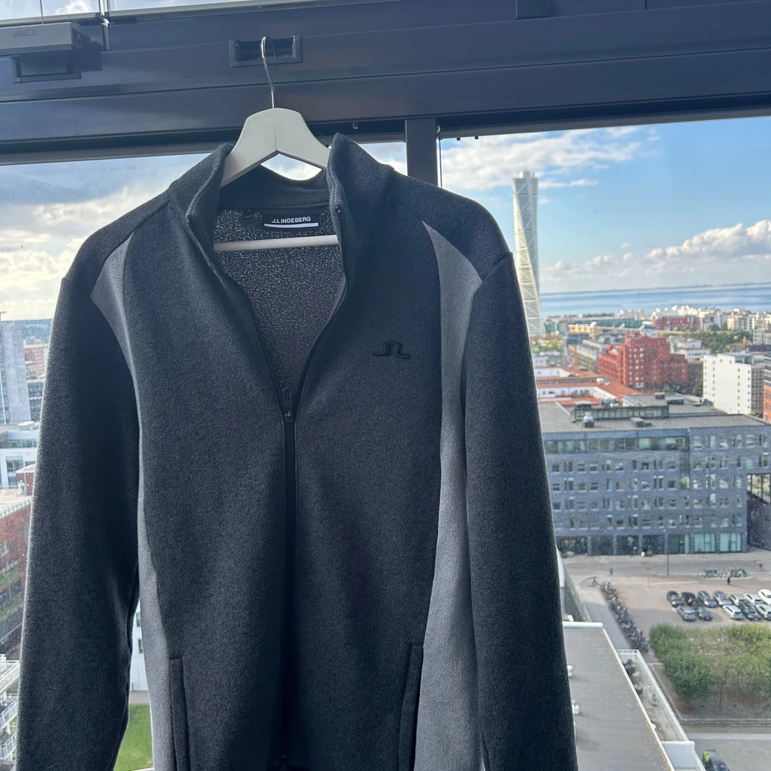 Mörkgrå ziptröja från J.Lindeberg