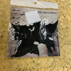 3D Bat decoration / Halloween Dekoration  - Dekorativa svarta fladdermöss i plast för väggmontering, perfekt för Halloween eller temafester. Förpackningen är oöppnad och innehåller självhäftande kuddar för enkel uppsättning. Produkten är i nyskick utan synliga defekter.