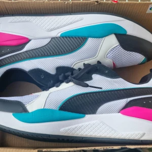 Puma X-Ray sneakers - superfräscha! - Säljer mina Puma X-Ray i storlek 45 (29,5 cm innersula).  De är använda max 4 gånger och i mycket bra skick - nästan som nya. Kommer i originalkartong (utan lock).  Bekväma med SoftFoam+ sula  Snygga färger (vit, svart, turkos & rosa)  Nypris ca 850 kr - mitt pris: 580 kr  Perfekta för dig som vill ha ett par trendiga och bekväma sneakers till ett bättre pris.  Kan skickas eller hämtas i [din stad].