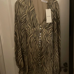 Zebramönstrad klänning från Adoore - Adoore klänning i storlek xxs knapp sönder se på nästa bild 