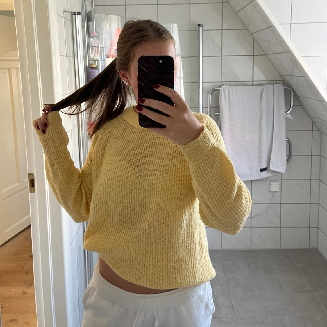 Gul stickad tröja med rund hals