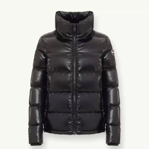 Svart pufferjacka från Colmar - Säljer en glansig svart pufferjacka från Colmar med hög krage och dragkedja framtill. Jackan har en klassisk pufferlook med breda kanaler och Colmar-logga på ärmen. Perfekt för kalla dagar. Inte andvänd mycket, passar Xs/S, köptes för 5000