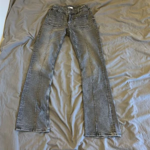 Grå jeans från Gina Tricot, storlek 170 - Jag säljer dessa grå jeans från Gina Tricot med bootcut ben! Byxorna har stora framfickor och klassiska bakfickor💗