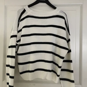  randig stickad tröja - Aldrig använd jätte fin tröja!