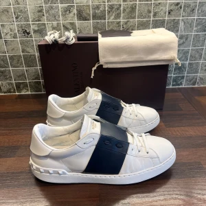 Valentino open sneaker  - - Skick: 7 - Färg: navy blue och vit - Vad ingår: Box, Dustbag, extra snören & 2 valentino kort - Nypris: 7280 - Mitt pris: 2499 || Priset är diskuterbart || Perfekt nu inför hösten🍁🍂