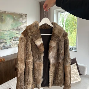 Brun pälsjacka - Superfin och varm pälsjacka i bra skick! Jackan har ingen knapp upptill men en lite längre ner som inte syns. Går säkert att sy till en knapp upptill om man vill. Annars fin att ha lite öppen! 🐻  Storlek 36
