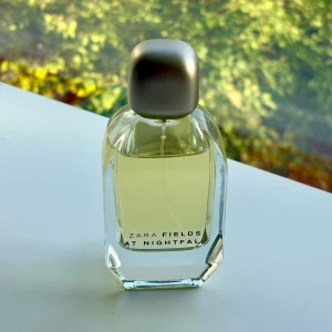 Zara Fields At Nightfall 100 ml - Fields at Nightfall, 100 ml. Fantastisk doft från Zara - den perfekta höstparfymen! Knappt använd, vilket syns på bild. Kommer i originalförpackningen. Givetvis förvarad mörkt och svalt. 