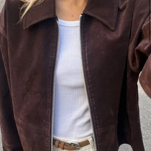 Mockajacka - Intressekoll på denna bruna mockajackan. Helt oanvänd, prislapp kvar. Slutsåld på hemsidan. 