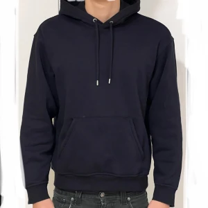 Navy blue hoodie från H&M - Hoodie från H&M med sjuk passform. Använd nån gång och tvättad en gång, så det är nyskick. Storlek M. Skriv om frågor eller funderingar!