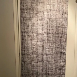 Mörkläggningsgardin  - 1 styck mörkläggningsgardin/längd med måtten; Längd 2,38 cm ca. Bredd: 1,38 cm. Hängt uppe vid ett tillfälle. Inga defekter vad jag kan finna. Rök- och djurfritt hem.