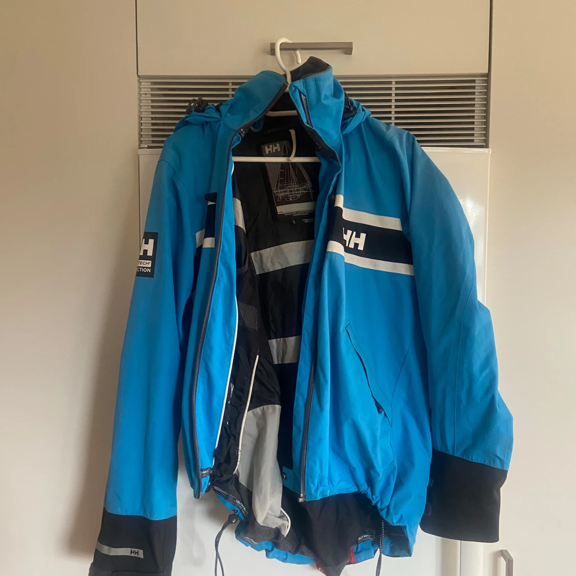 Blå vindjacka från Helly Hansen M