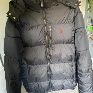 Black pufferjacket Polo Ralph Lauren - Black pufferjacket Polo Ralph Lauren in very good condition. Only used a few times. Please ask if you have any more questions!