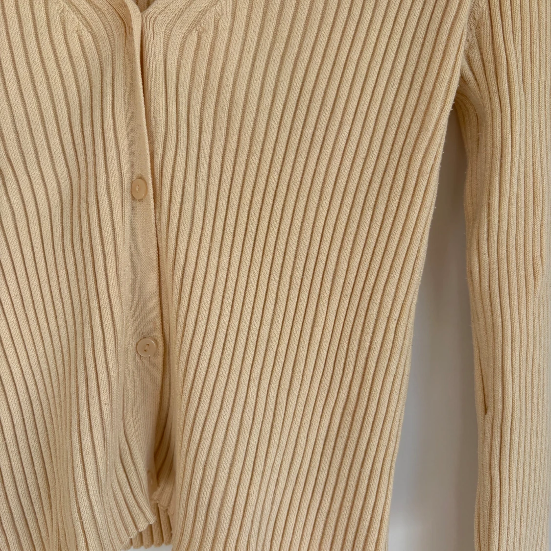 Beige ribbad kofta från H&M - 1