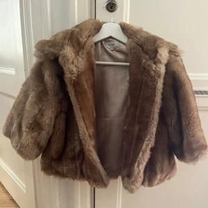 Beige pälsjacka - Jättefin pälsjacka (ej äkta) som jag aldrig använt! Perfekt nu inför hösten🍂🍁