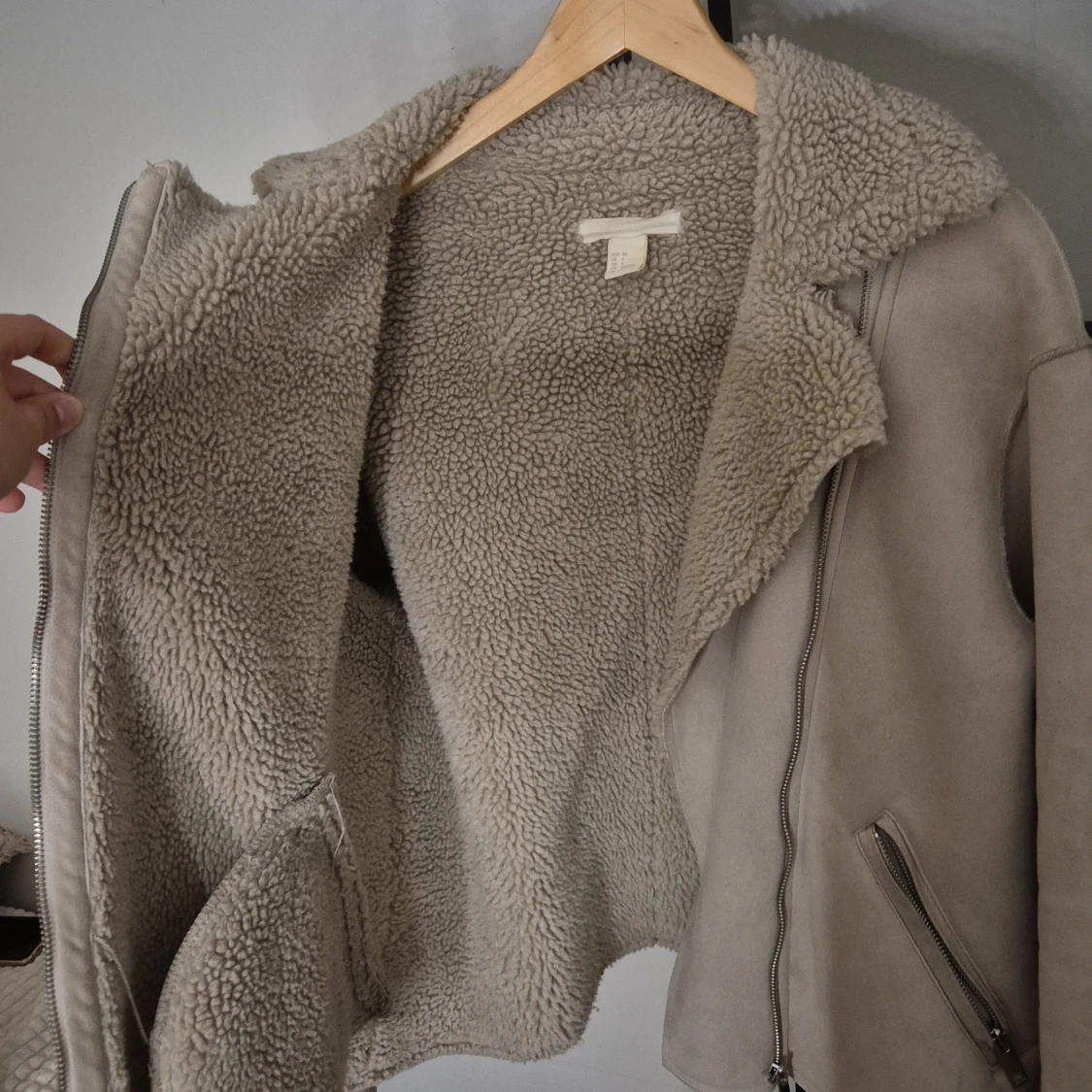 Beige teddyjacka med dragkedja från H&M - 3